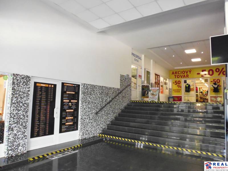 V Kancelářích je schodiště s dlažbou a výzdobou z mozaiky na stěně.