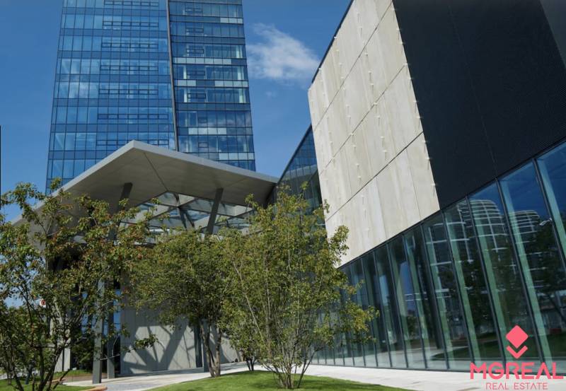 Skleněná fasáda budovy s přístřeškem a zelení na Mlynských nivách, Bratislava - Nivy, kanceláře.