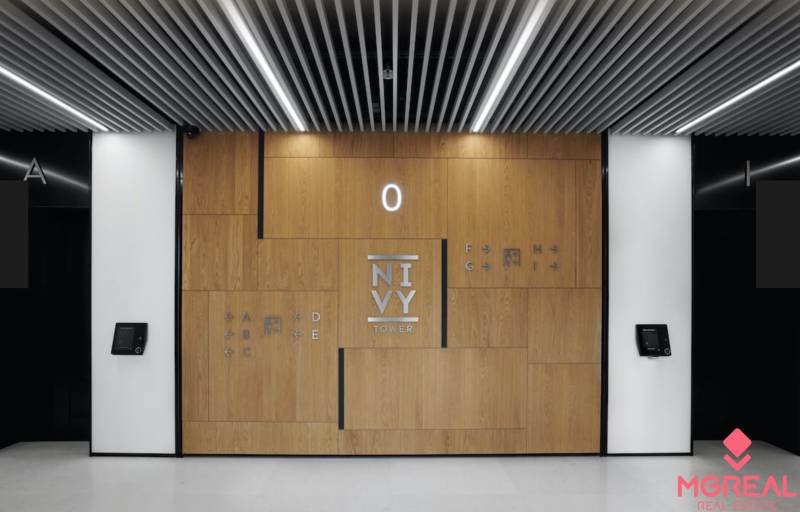 Interiér kanceláří s nápisem 