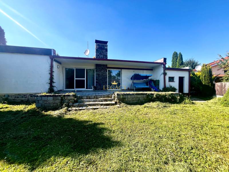 Rodinný dům v Ivance pri Dunaji se zahradou a terasou, kamenný obklad na fasádě.