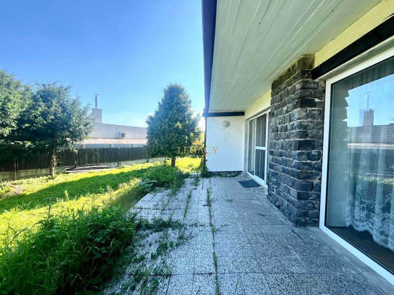 Rodinný dům v Ivance pri Dunaji s terasou a zahradou plnou zeleně.