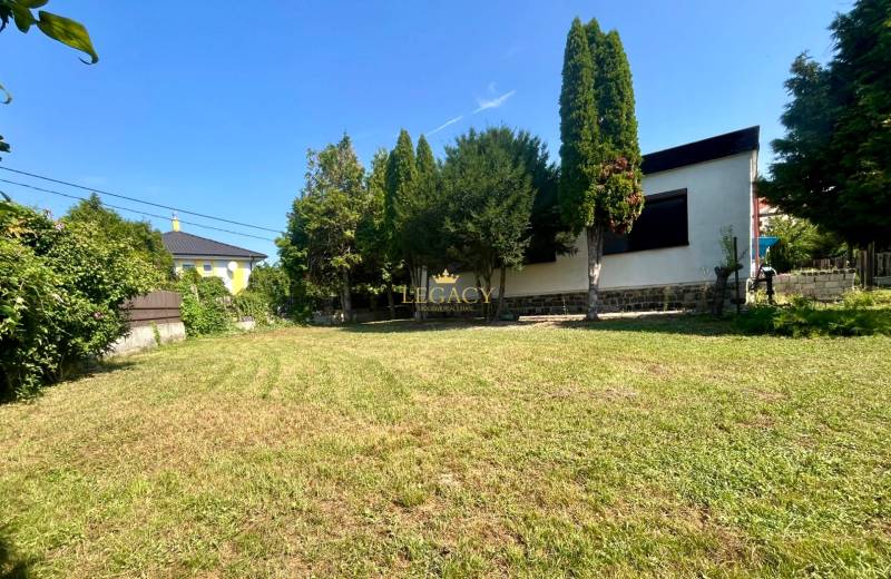 Zahrada u rodinného domu na Trenčianské ulici v Ivance pri Dunaji.