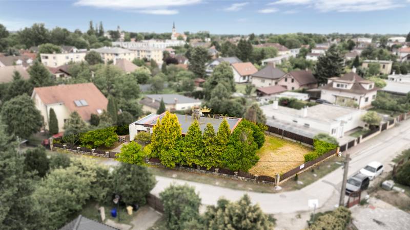 Rodinný dům na Trenčianské ulici v Ivance pri Dunaji obklopený zelení a zahradou.