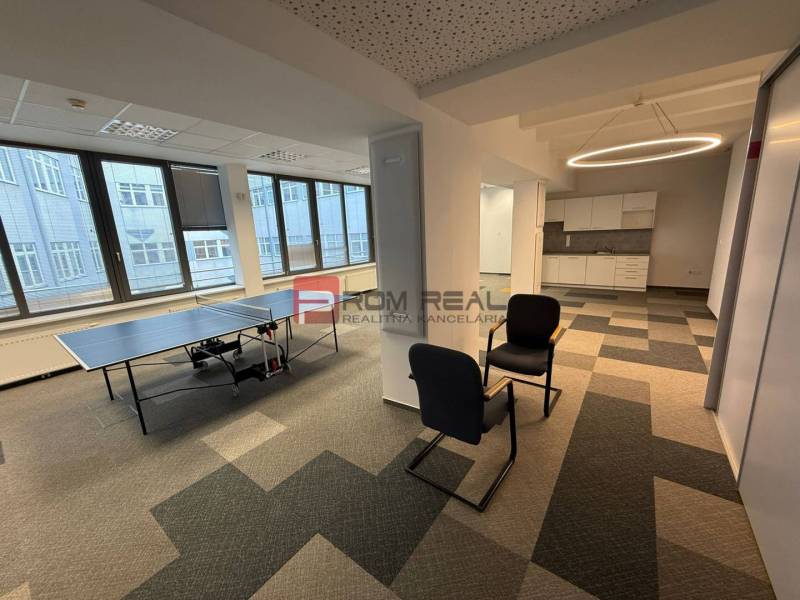 Kanceláře s herním stolem a kuchyňkou, podlaha s dřevěným dekorem, Bratislava - Staré Město.