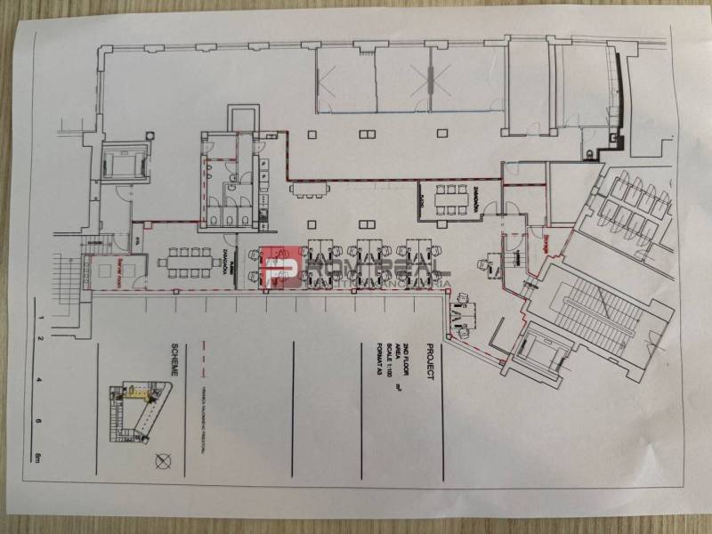 Půdorys kanceláře s pracovními místy, zasedacími místnostmi a schodištěm.