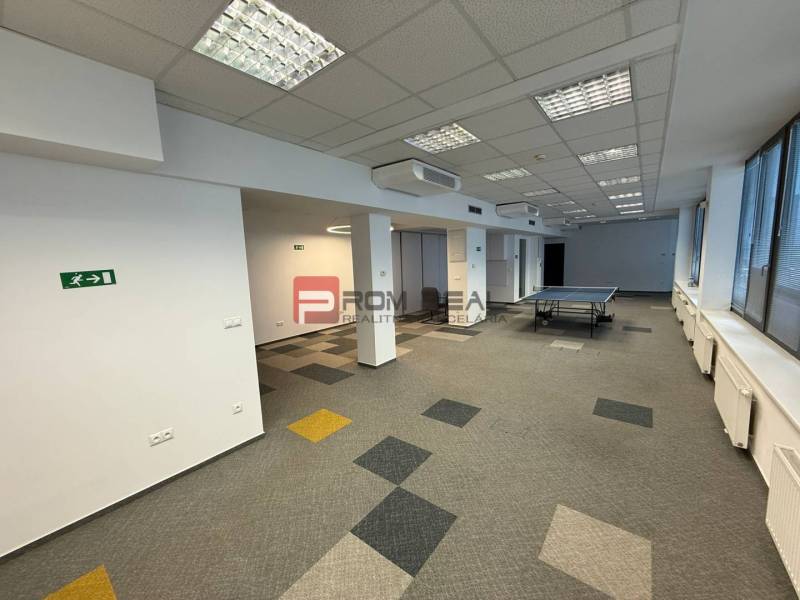 Kanceláře s hracím stolem a kobercovou podlahou.