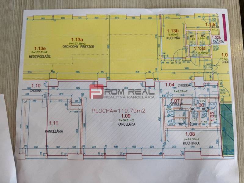 Návrh kancelářského prostoru s označením místností na podlaze s dřevěným dekorem.