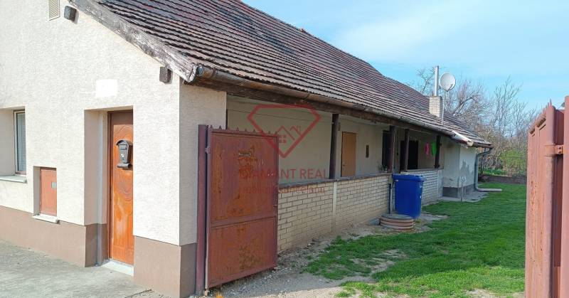 Rodinný dům na Salibské ulici v Horních Salibách s dvorem a plechovou bránou.