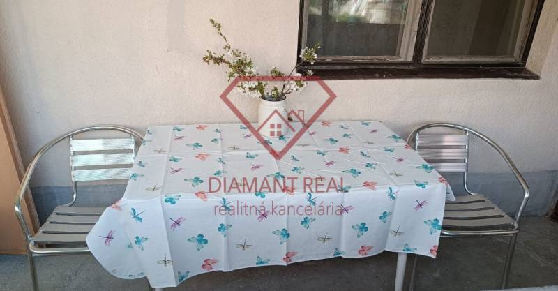 Exteriér rodinného domu na Salibské ulici v Horních Salibách s kovovým nábytkem.