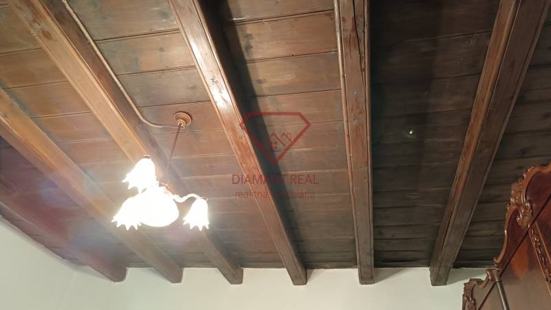 Dřevěný strop s lustrem, Rodinný dům, Salibská, Horné Saliby.