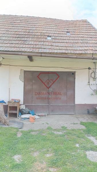 Dvoukřídlá garážová vrata u rodinného domu na Salibské ulici v Horních Salibách.