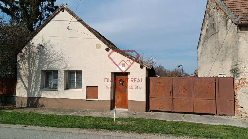 Rodinný dům na Salibské ulici v Horních Salibách s jednoduchou fasádou a kovovou bránou.