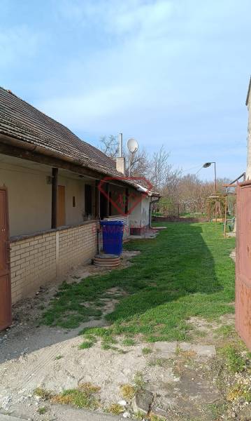 Rodinný dům na Salibské ulici v Horních Salibách s trávníkem a plechovým plotem.