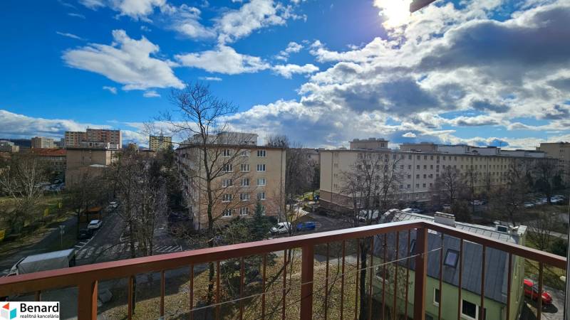 Výhled z balkonu 2pokojového bytu na ulici Obránců míru, Košice - městská část Sever.