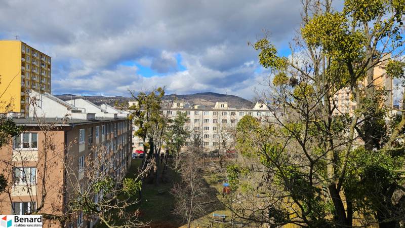 Výhled z 2pokojového bytu na ulici Obránců míru v Košicích - městě Sever.