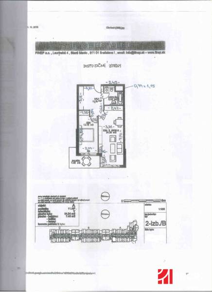Půdorys 2-pokojového bytu s balkónem, zobrazuje dispoziční rozmístění pokojů a zařízení.