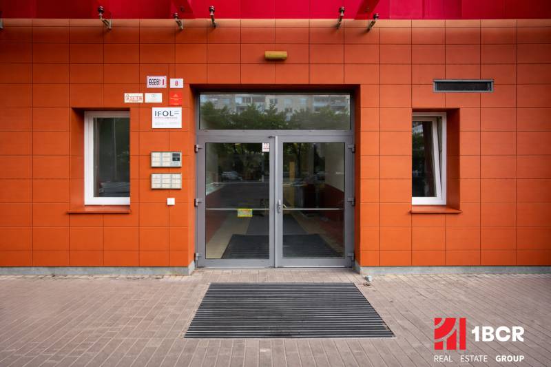 Vstup do budovy na Jégého ulici v Bratislavě - Ružinově, s červenými obklady.