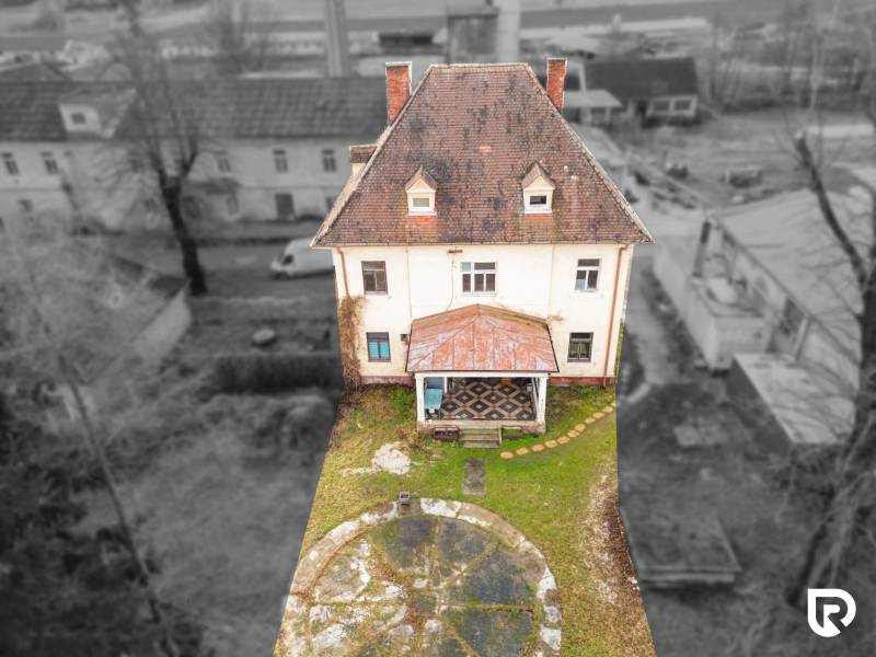 Rodinný dům na ulici Bobot v Bobotu s tradiční střechou a zahradou.