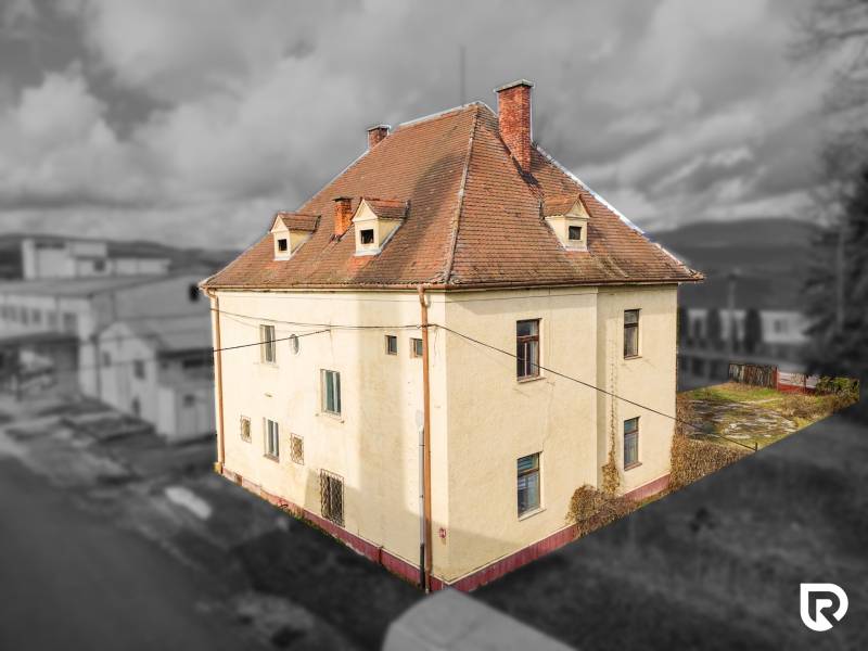 Rodinný dům v Bobotě na ulici v Bobotě s podkrovím a šikmou střechou.