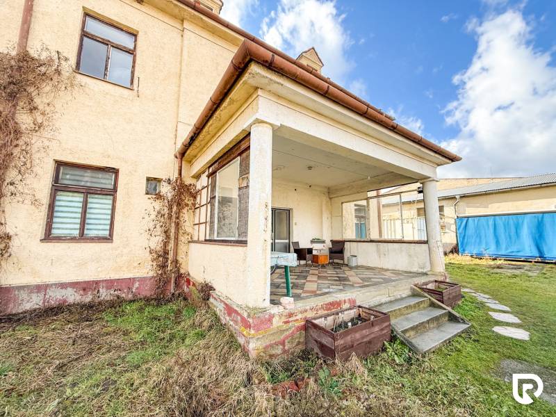 Rodinný dům v Bobotu na ulici Bobot s terasou, schody a zahrádkou.