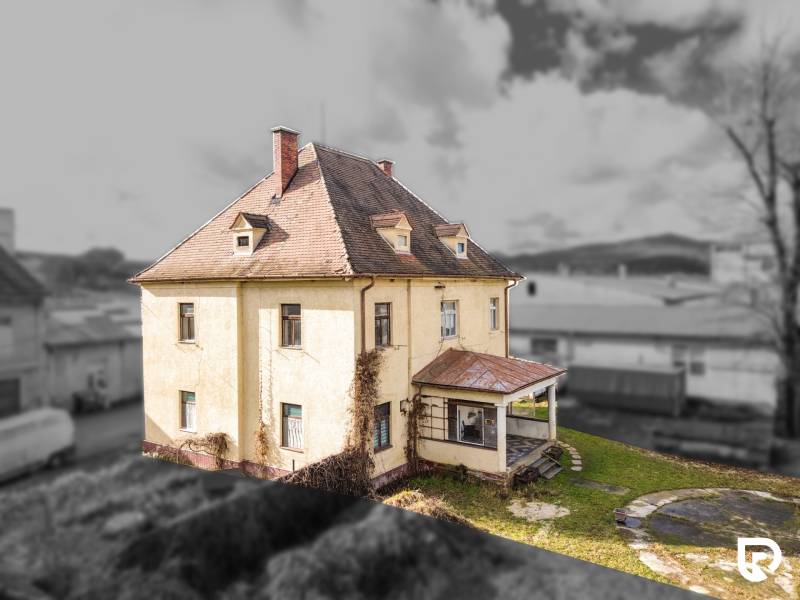 Rodinný dům na ulici Bobot v Bobotu se šikmou střechou a zahradou.