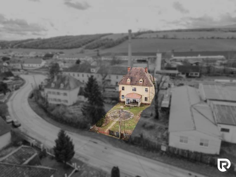 Rodinný dům v Bobotě na ulici Bobot s viditelně starší fasádou a dvěma poschodími.