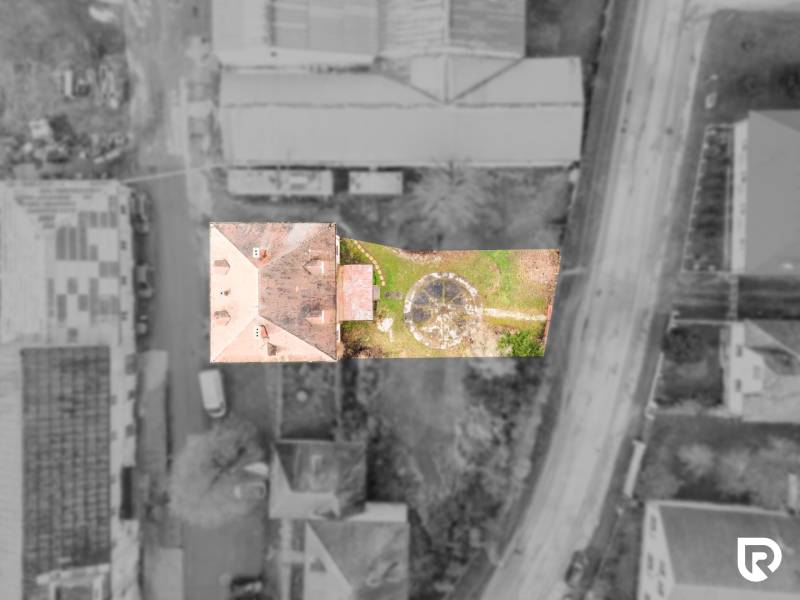 Letecký pohled na rodinný dům v obci Bobot s dvorem a zahradou.