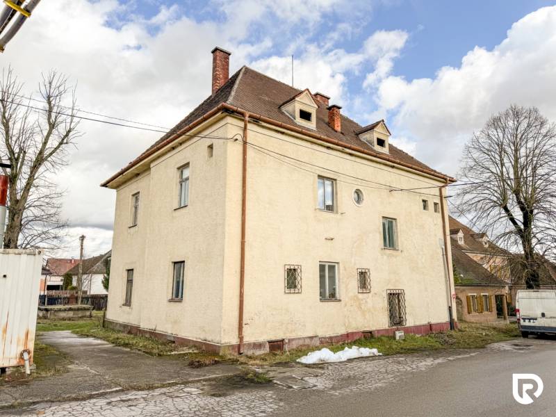 Rodinný dům ve městě Bobot na ulici Bobot, se šikmou střechou.