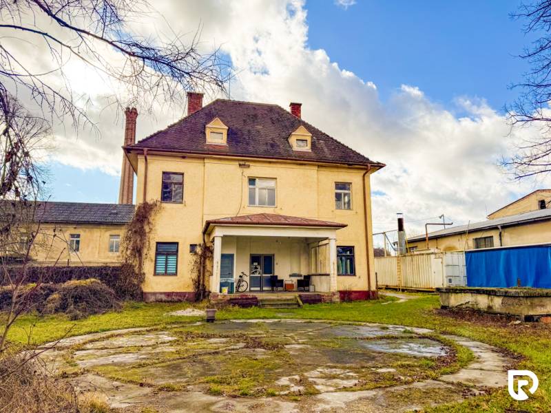 Rodinný dům v obci Bobot na ulici Bobot, velký dvůr, obložené schodiště.