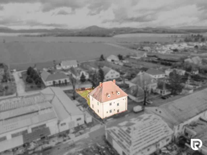 Rodinný dům v obci Bobot na ulici Bobot, obklopený okolní zástavbou a krajinou.