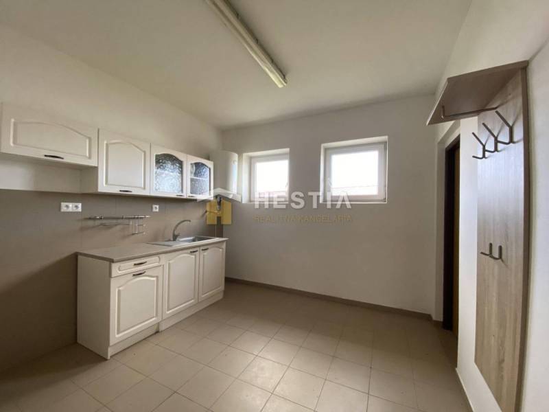 Kuchyňská linka s věšákem v místnosti, sklady a haly.