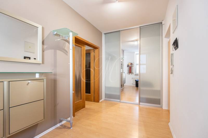 V 3-pokojovém bytě je předsíň s vestavěnou skříní a podlahou s dřevěným dekorem.