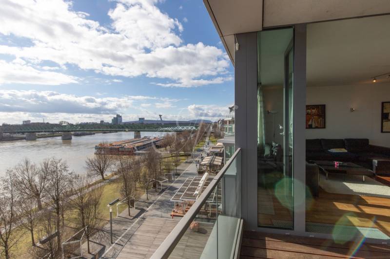 Balkon s výhledem na řeku Dunaj a promenádu v Bratislavě.