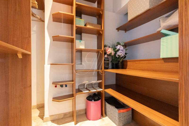 Úložný prostor s regály a dekorací v 2-pokojovém bytě.