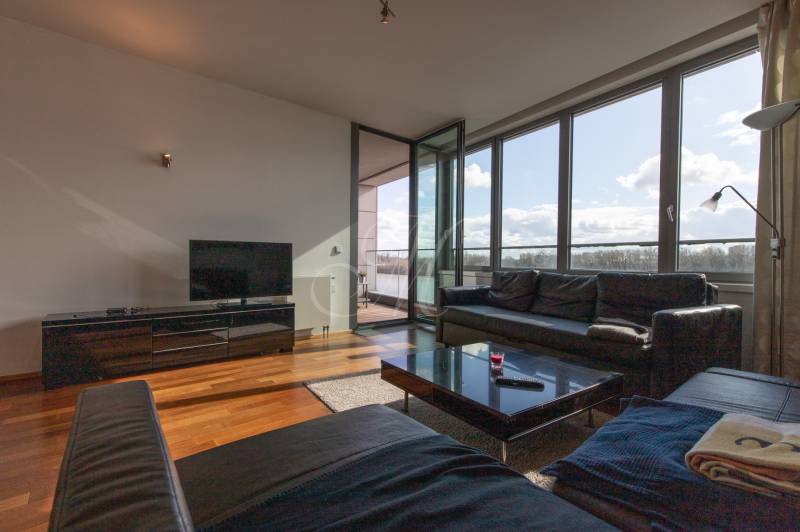 Obývací pokoj s koženou sedačkou, TV stolkem a podlahou s dřevěným dekorem, 2pokojový byt.