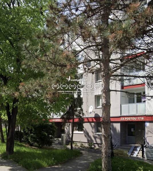 Exteriér bytového domu se zelení, ideální pro 2pokojový byt v Hlohovci.