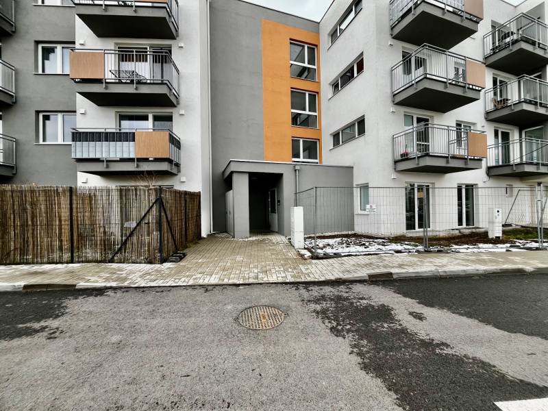 Bytový dům s balkony v Bílém Kostele, vhodný pro dvoupokojový byt.