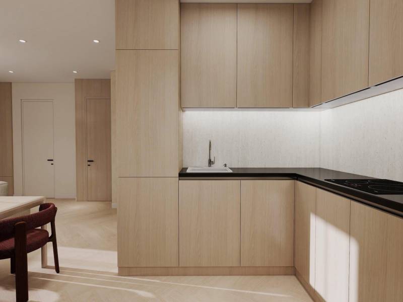 Kuchyně s podlahou s dřevěným dekorem v rodinném domě, světlé skříňky, černá pracovní deska.