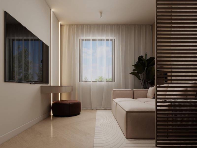 Obývací pokoj v rodinném domě s pohovkou, televizorem, krémovými závěsy a podlahou s dřevěným dekorem.