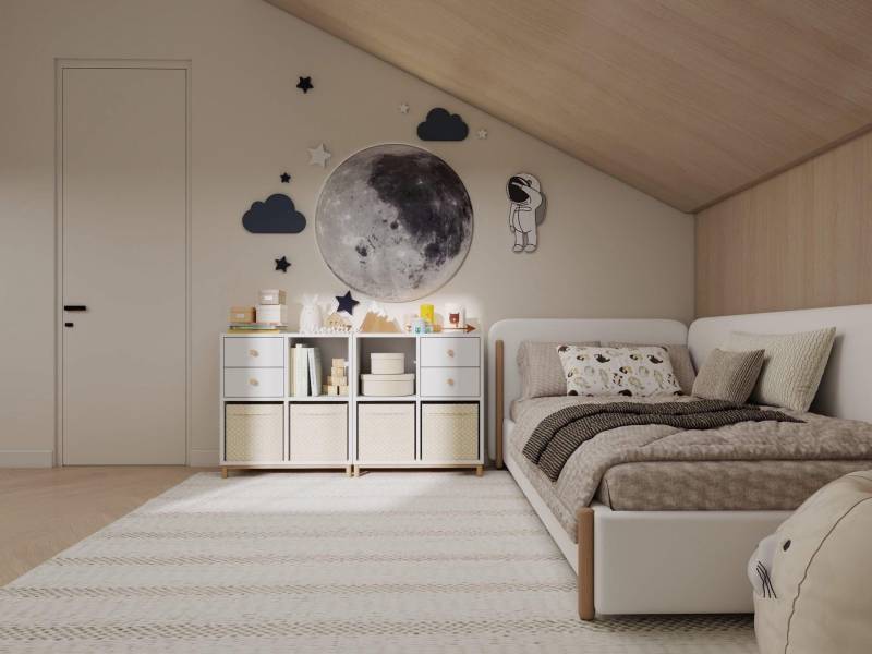 Dětský pokoj v rodinném domě s vesmírným motivem, postelí a úložným prostorem.