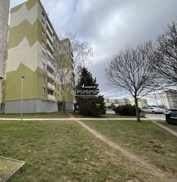 Bytový dům v Hlohovci s blízkou zelení, ideální pro 4pokojový byt.