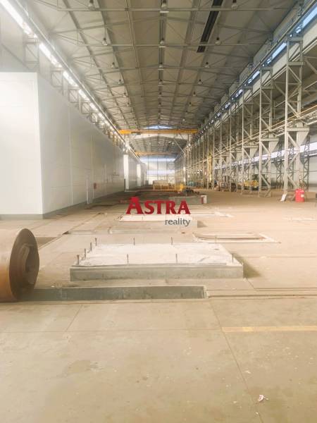 Výrobní prostory s vysokým stropem a kovovou konstrukcí, Dobšiná.