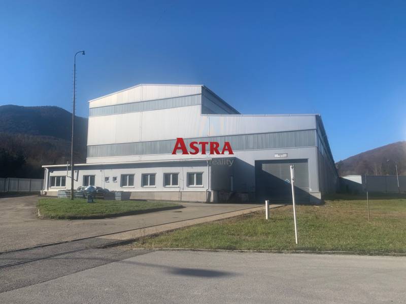 Výrobní prostory v Dobšiné s ocelovou konstrukcí obklopené přírodní scenérií a travnatými plochami.