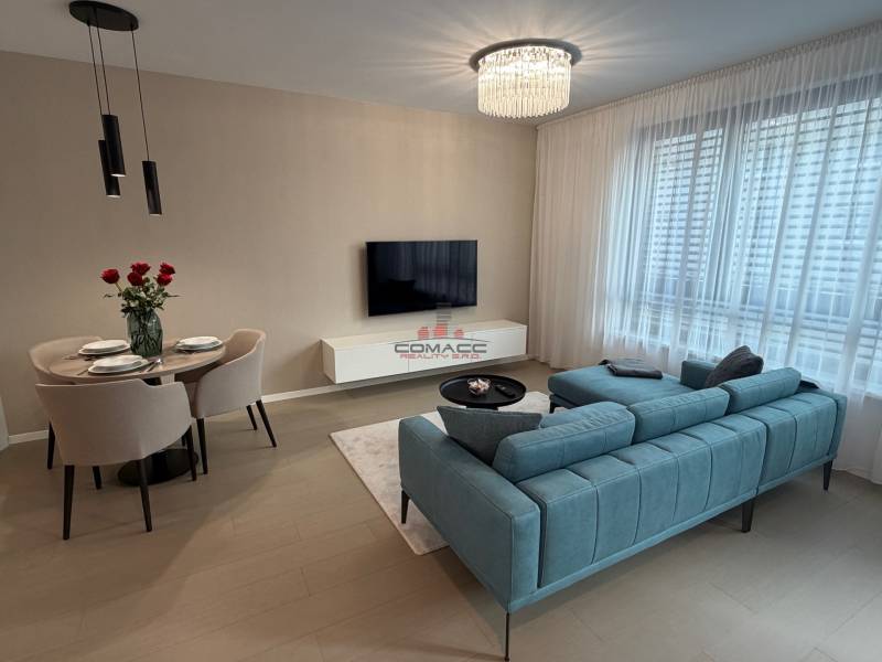 Obývací pokoj v 2-pokojovém bytě s podlahou s dřevěným dekorem a pohodlným sezením.