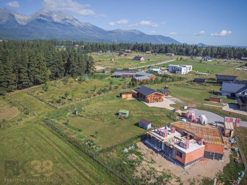 Pozemky - bydlení v Mlynici s výhledem na hory a rozestavěnými domy v přírodě.