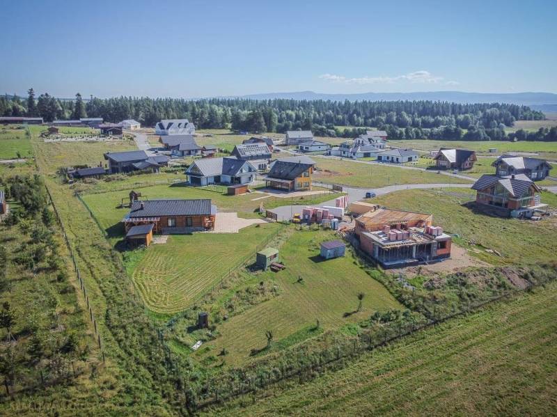 Výhled na rozvíjející se lokalitu a domy v Mlynici pro pozemky - bydlení.