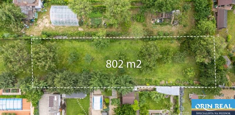 Letecký pohled na pozemek 802 m² v Bernolákově na Okružní.