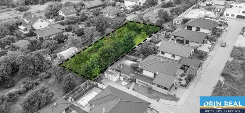 Pozemek pro bydlení mezi rodinnými domy na Okružní ulici v Bernolákově.