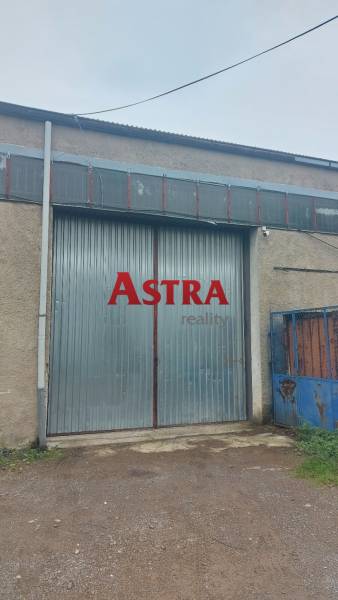 Brána skladu v Košicích, městská část Jih, s kovovým povrchem.