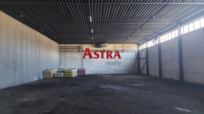 Velký sklad s vysokým stropem ve Skladech a halách, Košice - městská část Jih.